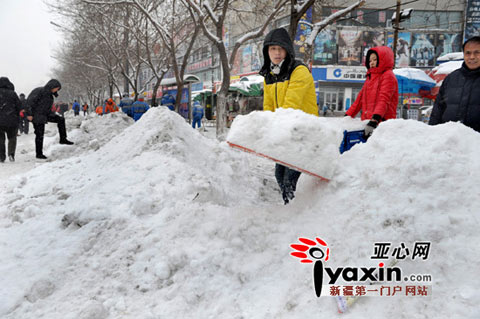 新疆多地降雪持续 乌鲁木齐积雪深度达28厘米
