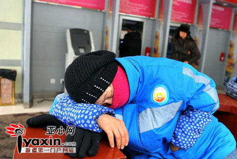 新疆多地降雪持续 乌鲁木齐积雪深度达28厘米