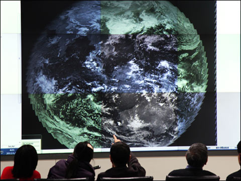 风云二号F星成功发回第一张可见光图像