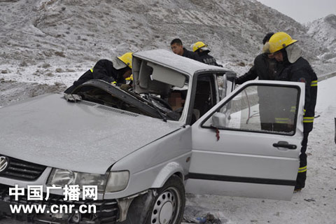 降雪致甘肃交通事故频发 机场高速一天数起追尾