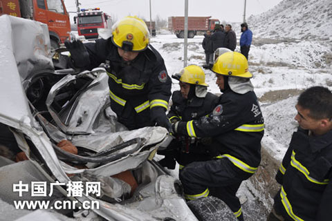 降雪致甘肃交通事故频发 机场高速一天数起追尾