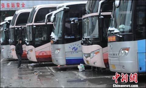重庆大雪部分客车停运 归心似箭徒步回家