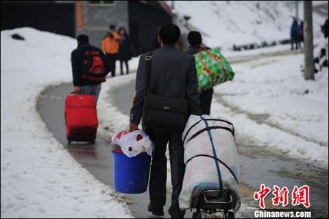 重庆大雪部分客车停运 归心似箭徒步回家