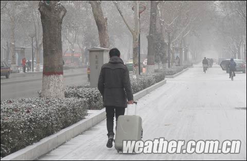 河北大部降雪 寒潮结冰大雾三预警齐发