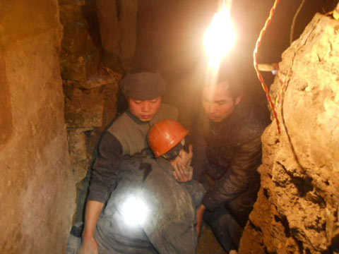 阴雨致贵州关岭山体垮塌 被埋村民成功获救