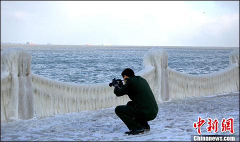 烟台滨海景区现“冰封铁索”奇观(组图)