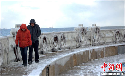 烟台滨海景区现“冰封铁索”奇观(组图)