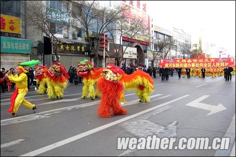 宁夏元宵寒潮来袭 气温骤降难挡节日热情
