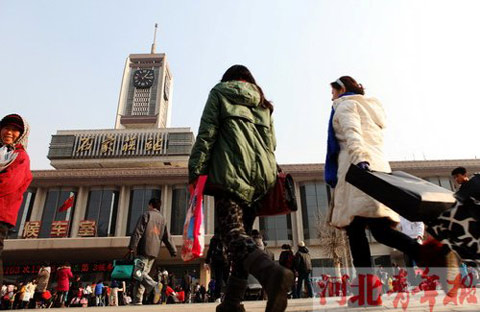 春运迎最后客流高峰 大风降温阴雨全面来袭