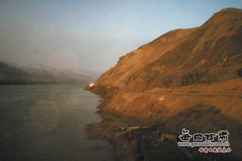 永靖突发山体滑坡 救援人员连夜搜救(组图)