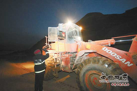 永靖突发山体滑坡 救援人员连夜搜救(组图)