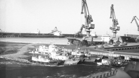 海冰侵袭河北三大港口 秦皇岛海域一半被浮冰覆盖