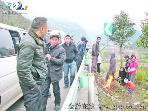 受雨雪降温及凝冻影响 贵州数条国省道封闭