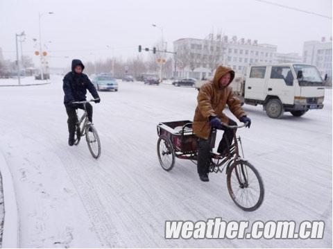 大庆今晨迎来降雪 气温较低需防寒