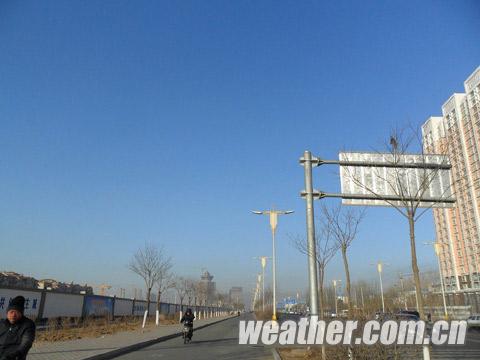 内蒙古东部雨雪降温 西部晴好回暖