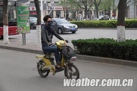 河北石家庄连续三天气温创新高 今日迎来降雨大风