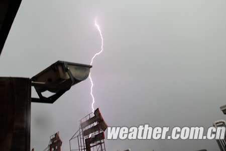 南宁今天上午雷雨交加(组图)