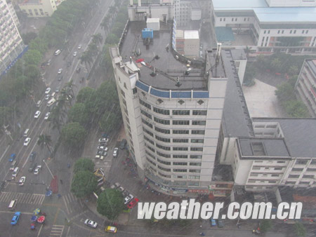南宁今天上午雷雨交加(组图)