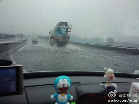 广东18日遭遇大暴雨 白昼入夜