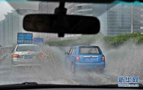 广东18日遭遇大暴雨 白昼入夜