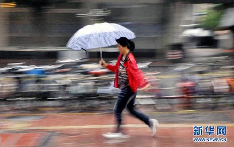 ǿ�����ٴ�Ϯ���㶫 �����������챩���羯��