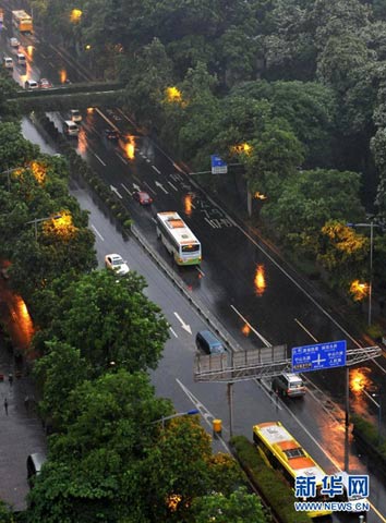 ǿ�����ٴ�Ϯ���㶫 �����������챩���羯��