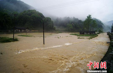 重庆酉阳普降大到暴雨 农田河堤被毁损失760万元