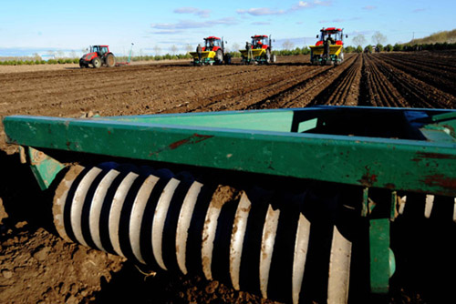 5月9日,在黑龙江省克山县河南乡仁发村的农田里,仁发现代农业农机专业合作社的大农机进行今春最后一块地的大田播种 5月9日,在黑龙江省克山县河南乡仁发村的农田里,仁发现代农业农机专业合作社的大农机进行今春最后一块地的大田播种