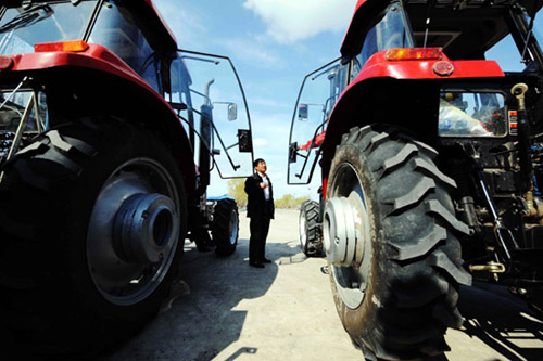 5月10日,克山县仁发现代农业农机专业合作社理事长李凤玉在叮嘱准备去外地代耕的农机司机 5月10日,克山县仁发现代农业农机专业合作社理事长李凤玉在叮嘱准备去外地代耕的农机司机