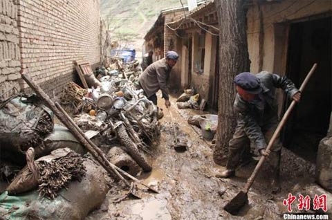 甘肃岷县雹洪灾区近6万断电用户90%恢复供电