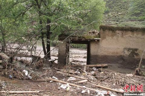 甘肃岷县雹洪灾区近6万断电用户90%恢复供电