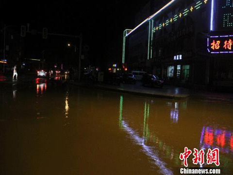 ���������ٽ����� �г���ͷָ����ˮ����