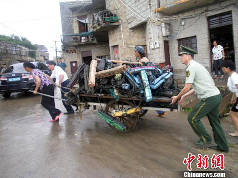 “泰利”步步逼近 福建沿海地区遭狂风暴雨