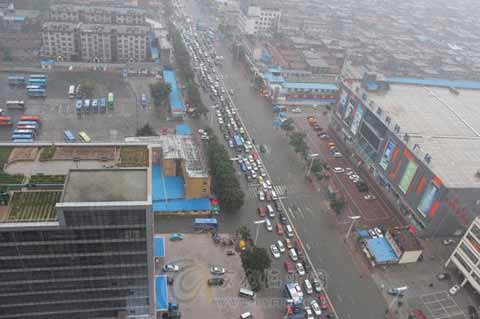 山东多地遭遇强降雨 临沂出现严重积水