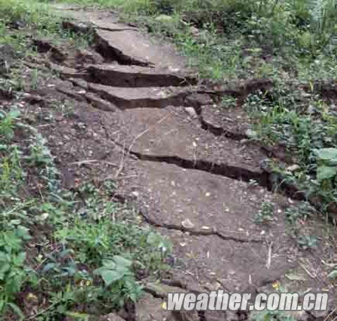 ����󲿽�����ӭǿ��ˮ ���ɽ�廬�µ��ֺ�