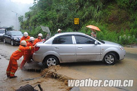 5消防官兵将车推离塌方路段.jpg