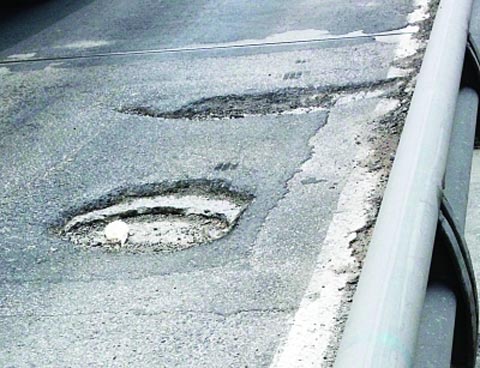 南京长江大桥一场暴雨后出现117个坑洞