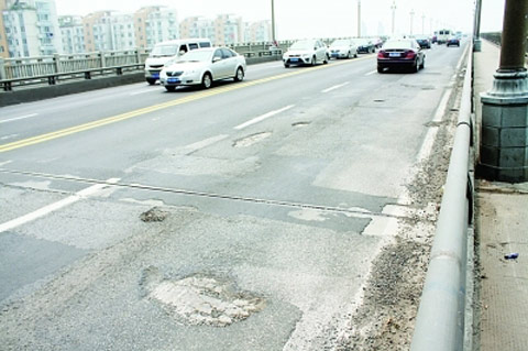 南京长江大桥一场暴雨后出现117个坑洞