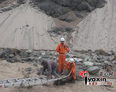 新疆托克逊县甘沟境内山洪突袭两工地(图)